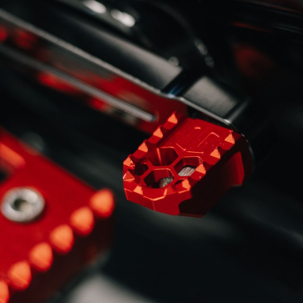 Red Anodized OG Shorty HoneyComp Shifter Peg installed on the OG Adjustable Heel Toe Shifter Arm installed on a 2025 Road Glide